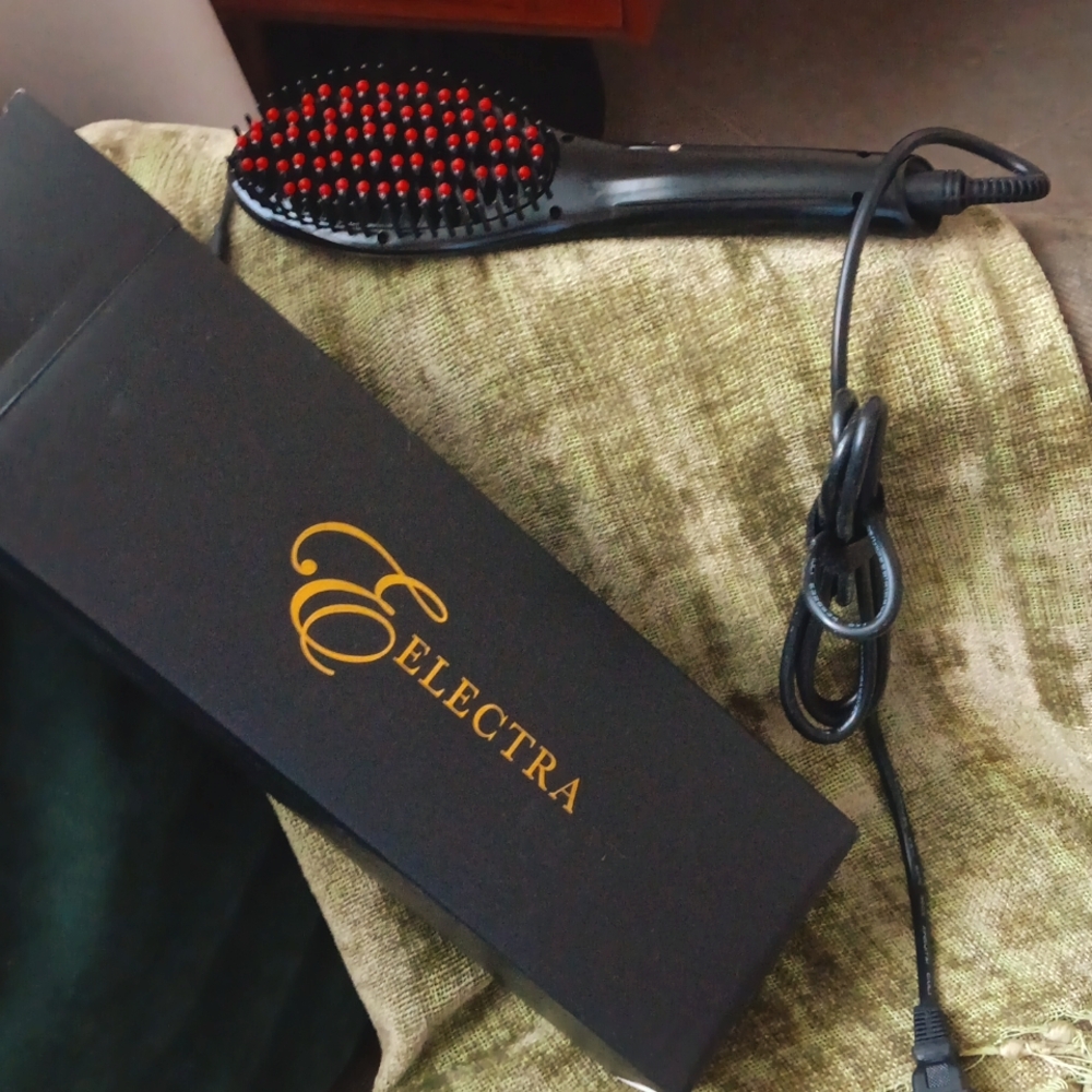 Electra straightening brush. Never used. With box